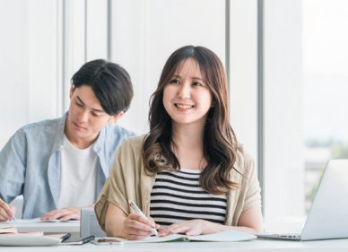 教室で学ぶ人